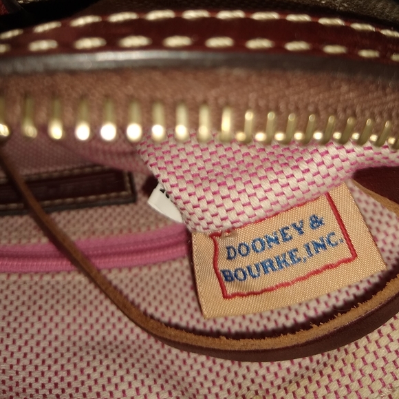 Dooney and Bourke signature letter carrier bag. - Picture 6 of 9